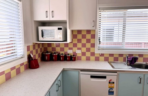 Shepparton South House | Happy Stays - Retro Haven