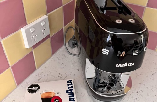 Shepparton South House | Happy Stays - Retro Haven