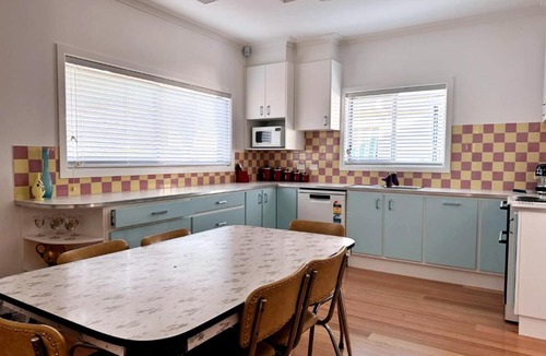 Shepparton South House | Happy Stays - Retro Haven