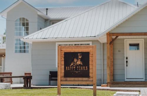 Tropic Bed & Breakfast | Happy Trails Bed and Breakfast
