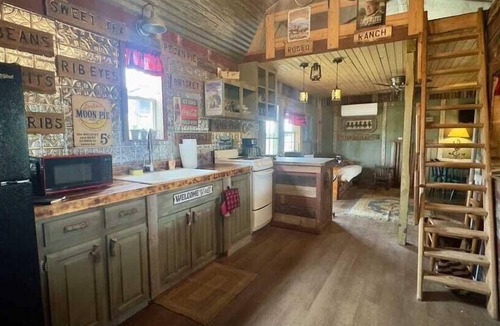 Voca Cabin | Happy Trails Cabin - Sleeps 5 Adults, 4 Children