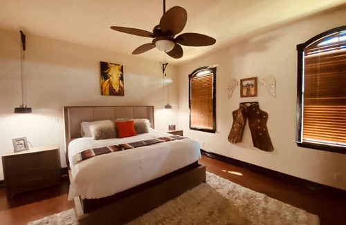 Bandera House | Happy Trails Cowboy Cabin HOT TUB POOL on 12 ac