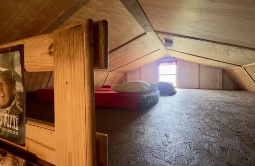 Voca Cabin | Happy Trails | Fun & Unique Cabin Close to Castell