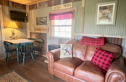 Voca Cabin | Happy Trails | Fun & Unique Cabin Close to Castell
