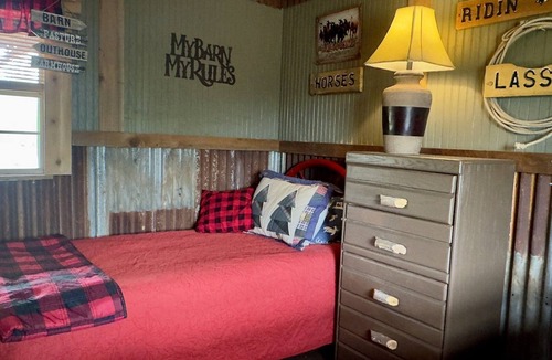 Voca Cabin | Happy Trails | Fun & Unique Cabin Close to Castell