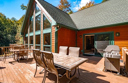 Davis House | Happy Valley Hideaway