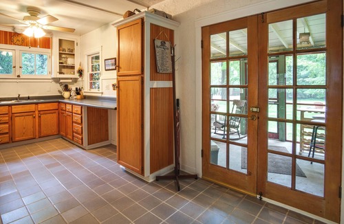 Harbert Cottage | Harbert Cottage w/Fire Pit: Half Mile to Beach!