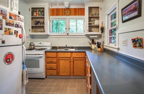 Harbert Cottage | Harbert Cottage w/Fire Pit: Half Mile to Beach!