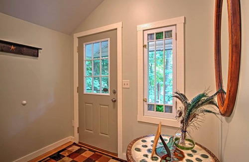 Harbert Cottage | Harbert Cottage w/Fire Pit: Half Mile to Beach!