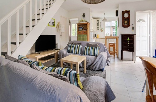 Isigny-sur-Mer House | Harbor Haven in Isigny-sur-Mer