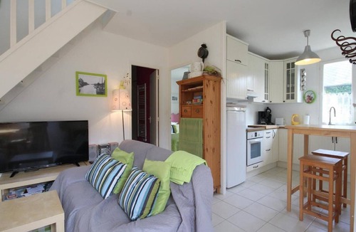 Isigny-sur-Mer House | Harbor Haven in Isigny-sur-Mer