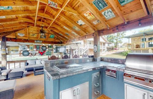 West Livingston House | 'Harbor Haven' w/Dock: Lake Livingston Home