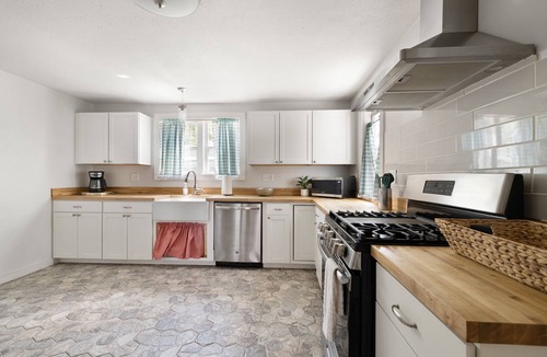 Aransas Pass House | Harbor Headquarters - 1950's Cape Cod Style Home 4BR/2BA