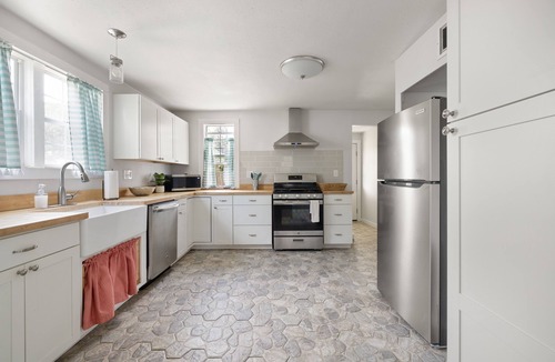 Aransas Pass House | Harbor Headquarters - 1950's Cape Cod Style Home 4BR/2BA