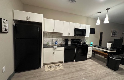 Pinch District Apartment | Harbor Hollow: Studio 2 mins to the Renasant