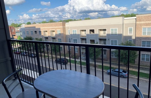 Pinch District Apartment | Harbor Hollow: Studio 2 mins to the Renasant