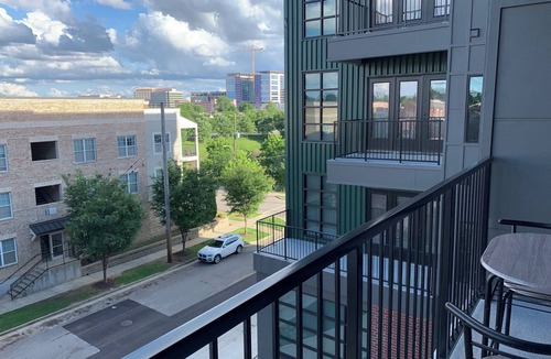 Pinch District Apartment | Harbor Hollow: Studio 2 mins to the Renasant