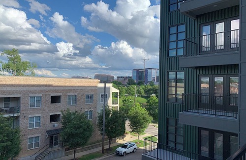 Pinch District Apartment | Harbor Hollow: Studio 2 mins to the Renasant