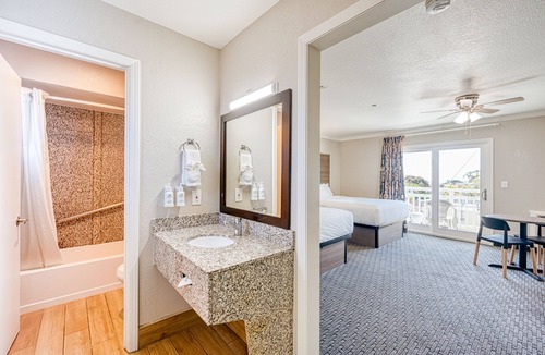 Morro Bay Hotel | Harbor House Inn Morro Bay