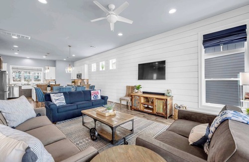 Kingsland House | Harbor House Lakefront Luxury w Boat Slip, Pool