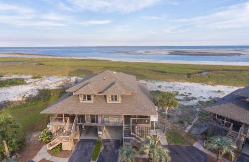 Oceanmarsh Subdivision House | Harbor Island Beachside House