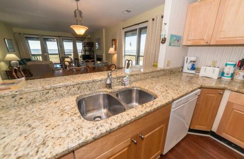 Oceanmarsh Subdivision House | Harbor Island Beachside House