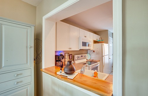 Oceanmarsh Subdivision Condo | Harbor Island Condo with Deck - Steps to Beach!