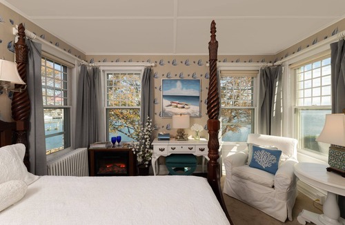 Pipes Cove Bed & Breakfast | Harbor Knoll Bed & Breakfast