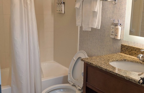 Essington Hotel | Harbor Pointe Inn PHL Airport