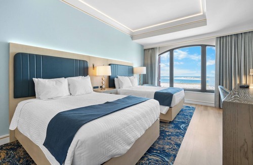 Destin Hotel | Harbor Suites at Harborwalk Village