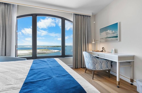 Destin Hotel | Harbor Suites at Harborwalk Village