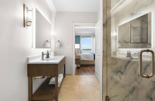 Destin Hotel | Harbor Suites at Harborwalk Village