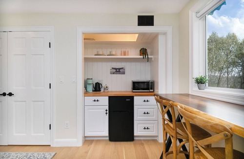 York Apartment | Harbor View – A Chic and Cozy Retreat for 2! Close to Harbor, York River