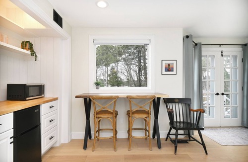 York Apartment | Harbor View – A Chic and Cozy Retreat for 2! Close to Harbor, York River