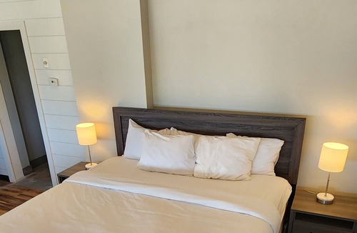 Upper Peninsula Michigan Apartment | Harbor View Studio Suite inside Econolodge Lakeview.