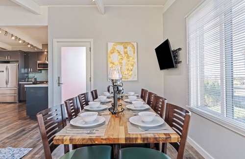 Silver Strand Condo | Harbor View Townhouse! Across from Kiddie Beach! Upper Unit + Dogs Welcome