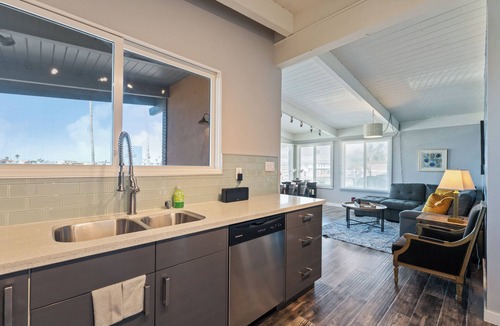 Silver Strand Condo | Harbor View Townhouse! Across from Kiddie Beach! Upper Unit + Dogs Welcome
