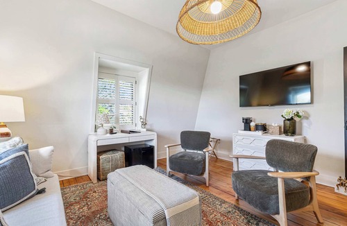 Newport House | Harborview Suite – Harbor Views & Timeless Luxury