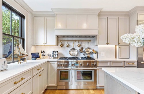 Newport House | Harborview Suite – Harbor Views & Timeless Luxury