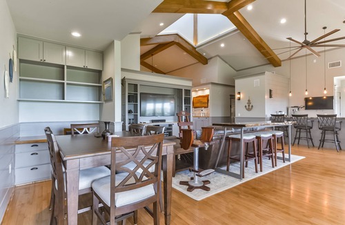 Hitchcock Bed & Breakfast | Harborwalk Lodge