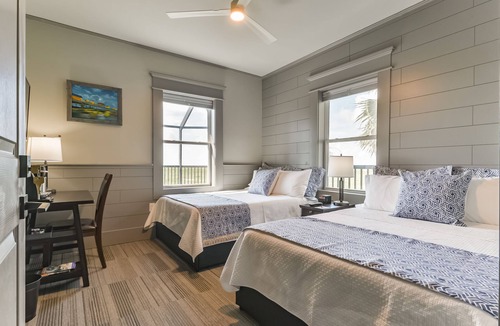 Hitchcock Bed & Breakfast | Harborwalk Lodge