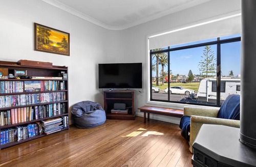 Stockton House | HARBOUR-FRONT CHARM / STOCKTON NSW