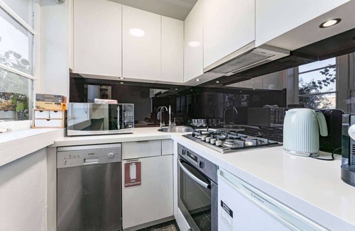 Kirribilli Apartment | Harbour & Heritage , Elegant Escape in Kirribilli