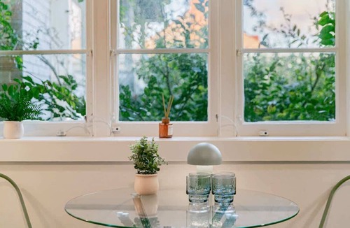 Kirribilli Apartment | Harbour & Heritage , Elegant Escape in Kirribilli