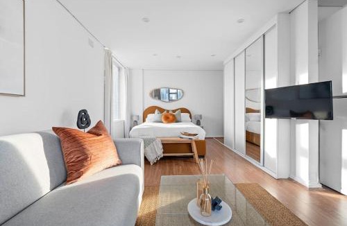 McMahons Point Apartment | Harbour Horizons - Chic Studio Above Sydney's Icons