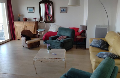 Saint-Vaast-la-Hougue House | Harbour life show