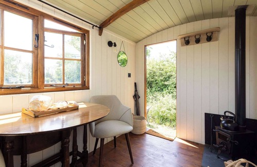 Emsworth Apartment | Harbour Ranch Hut - Rustic Countryside Escape