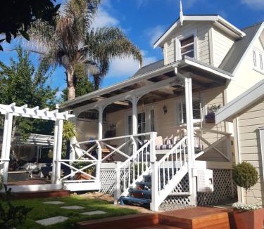 Onehunga Bed & Breakfast | Harbour View Cottage