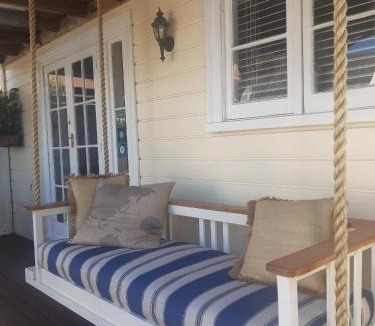 Onehunga Bed & Breakfast | Harbour View Cottage
