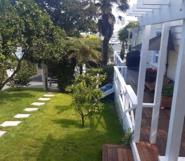 Onehunga Bed & Breakfast | Harbour View Cottage